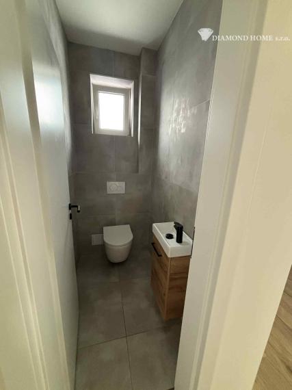 DIAMOND HOME s.r.o. ponúka Vám na predaj samostatnú novostavbu B1/ 4 izbového rodinného domu s tepelným čerpadlom