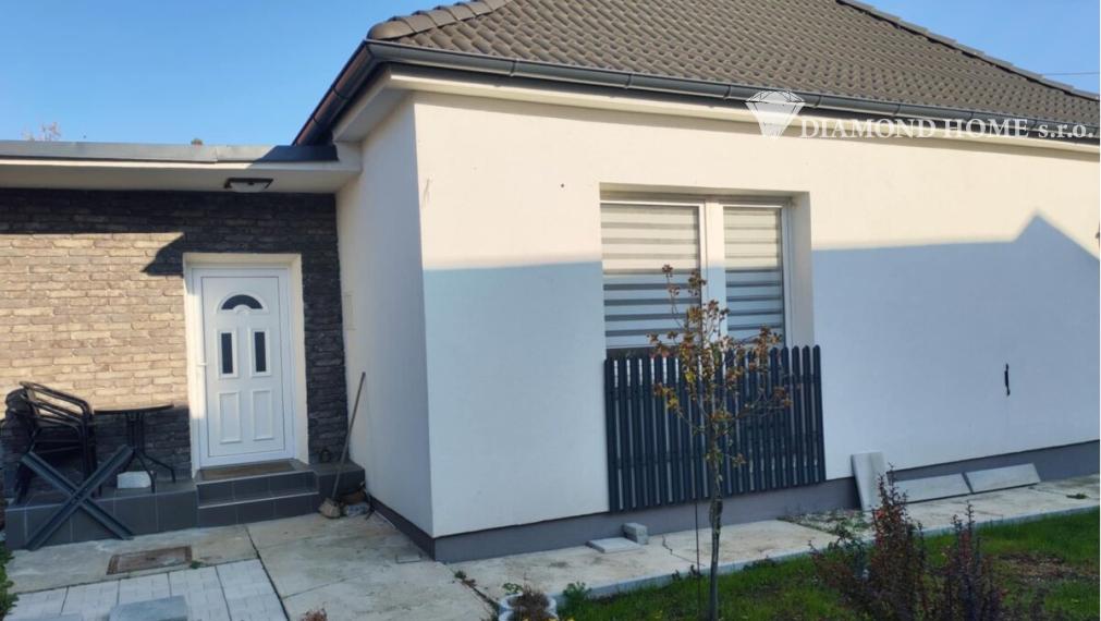 DIAMOND HOME s.r.o. ponúka Vám na predaj krásny 3 izbový rodinný dom v obci Horné Saliby