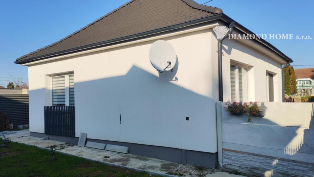 DIAMOND HOME s.r.o. ponúka Vám na predaj krásny 3 izbový rodinný dom v obci Horné Saliby