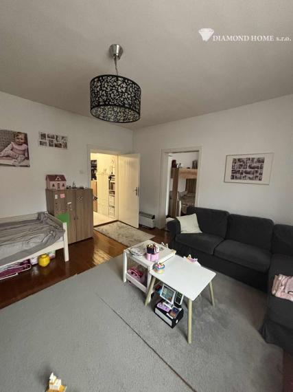 DIAMOND HOME s . r. o. ponúka Vám na predaj 2,5 -izbový rodinný dom s garážami pre 2 autá a pekným veľkým upraveným pozemkom najlepšej časti v meste Dunajská Streda