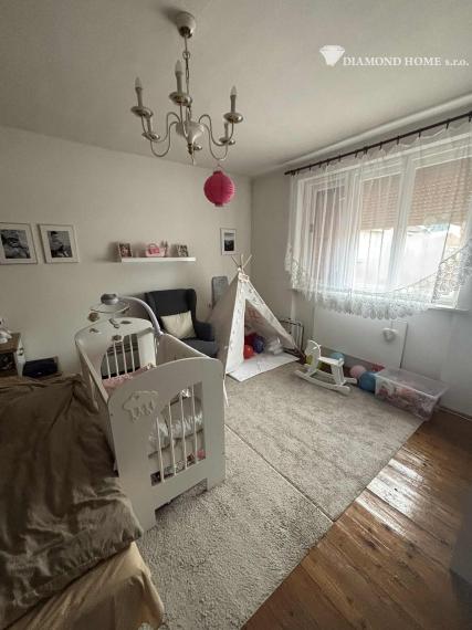 DIAMOND HOME s . r. o. ponúka Vám na predaj 2,5 -izbový rodinný dom s garážami pre 2 autá a pekným veľkým upraveným pozemkom najlepšej časti v meste Dunajská Streda