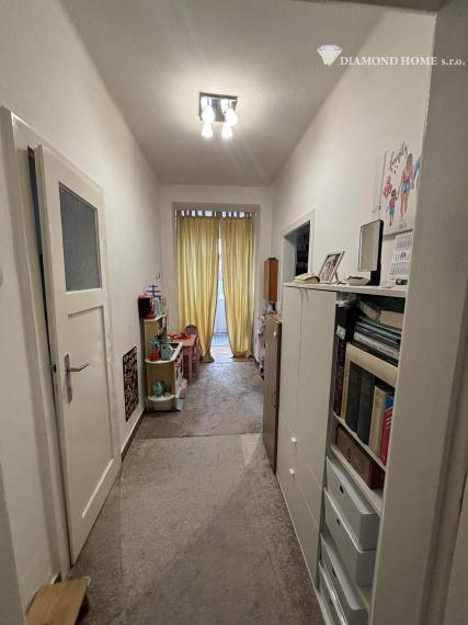 DIAMOND HOME s . r. o. ponúka Vám na predaj 2,5 -izbový rodinný dom s garážami pre 2 autá a pekným veľkým upraveným pozemkom najlepšej časti v meste Dunajská Streda