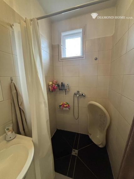 DIAMOND HOME s . r. o. ponúka Vám na predaj 2,5 -izbový rodinný dom s garážami pre 2 autá a pekným veľkým upraveným pozemkom najlepšej časti v meste Dunajská Streda