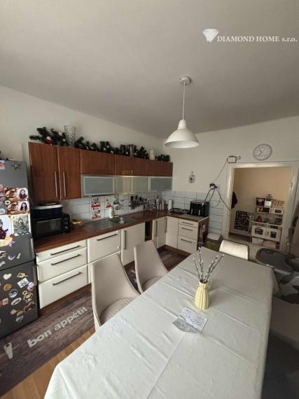 DIAMOND HOME s . r. o. ponúka Vám na predaj 2,5 -izbový rodinný dom s garážami pre 2 autá a pekným veľkým upraveným pozemkom najlepšej časti v meste Dunajská Streda