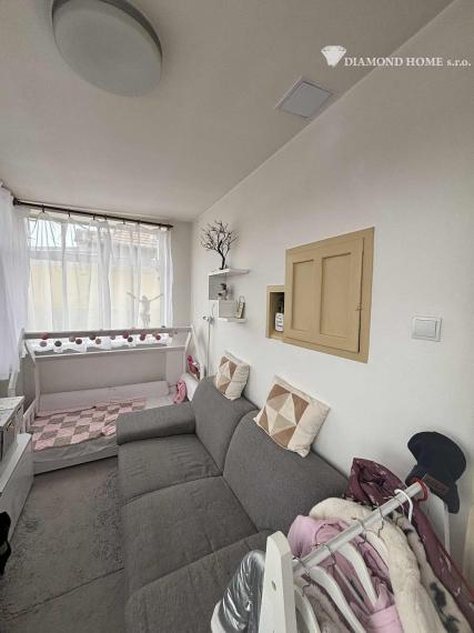 DIAMOND HOME s . r. o. ponúka Vám na predaj 2,5 -izbový rodinný dom s garážami pre 2 autá a pekným veľkým upraveným pozemkom najlepšej časti v meste Dunajská Streda