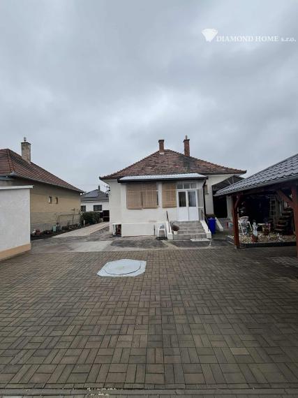 DIAMOND HOME s . r. o. ponúka Vám na predaj 2,5 -izbový rodinný dom s garážami pre 2 autá a pekným veľkým upraveným pozemkom najlepšej časti v meste Dunajská Streda