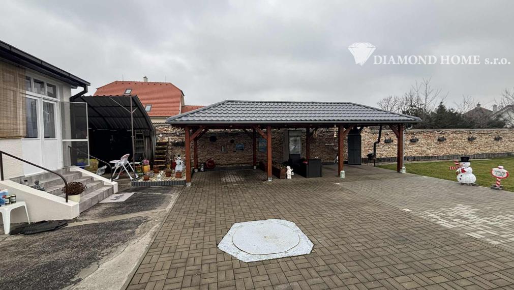 DIAMOND HOME s . r. o. ponúka Vám na predaj 2,5 -izbový rodinný dom s garážami pre 2 autá a pekným veľkým upraveným pozemkom najlepšej časti v meste Dunajská Streda