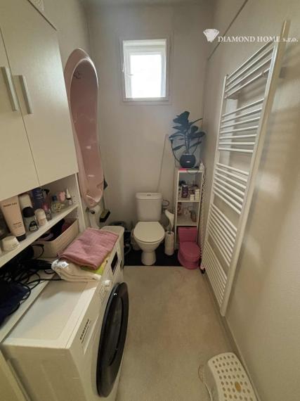 DIAMOND HOME s . r. o. ponúka Vám na predaj 2,5 -izbový rodinný dom s garážami pre 2 autá a pekným veľkým upraveným pozemkom najlepšej časti v meste Dunajská Streda