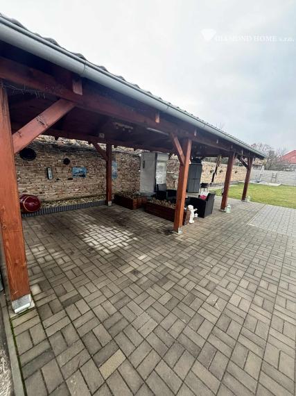 DIAMOND HOME s . r. o. ponúka Vám na predaj 2,5 -izbový rodinný dom s garážami pre 2 autá a pekným veľkým upraveným pozemkom najlepšej časti v meste Dunajská Streda