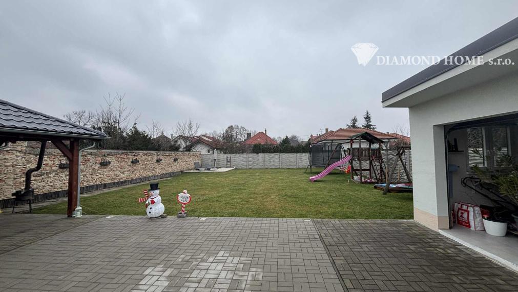 DIAMOND HOME s . r. o. ponúka Vám na predaj 2,5 -izbový rodinný dom s garážami pre 2 autá a pekným veľkým upraveným pozemkom najlepšej časti v meste Dunajská Streda