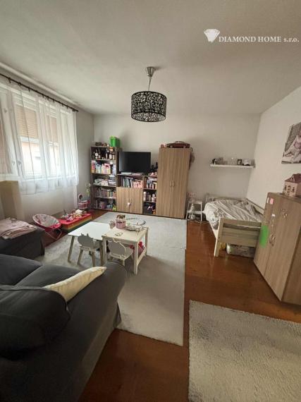 DIAMOND HOME s . r. o. ponúka Vám na predaj 2,5 -izbový rodinný dom s garážami pre 2 autá a pekným veľkým upraveným pozemkom najlepšej časti v meste Dunajská Streda
