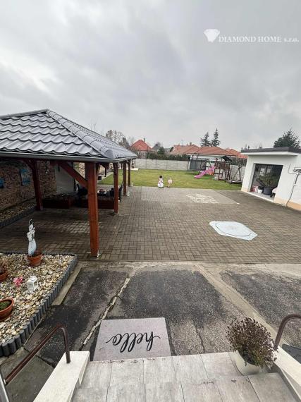 DIAMOND HOME s . r. o. ponúka Vám na predaj 2,5 -izbový rodinný dom s garážami pre 2 autá a pekným veľkým upraveným pozemkom najlepšej časti v meste Dunajská Streda