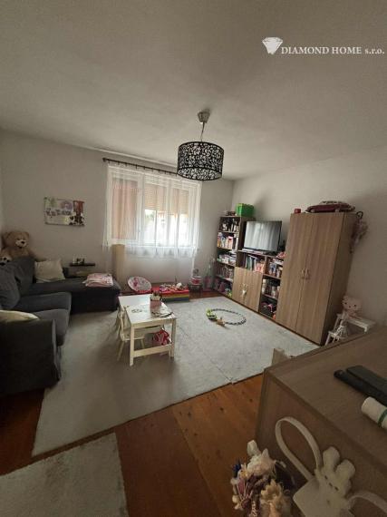 DIAMOND HOME s . r. o. ponúka Vám na predaj 2,5 -izbový rodinný dom s garážami pre 2 autá a pekným veľkým upraveným pozemkom najlepšej časti v meste Dunajská Streda