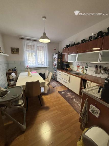 DIAMOND HOME s . r. o. ponúka Vám na predaj 2,5 -izbový rodinný dom s garážami pre 2 autá a pekným veľkým upraveným pozemkom najlepšej časti v meste Dunajská Streda