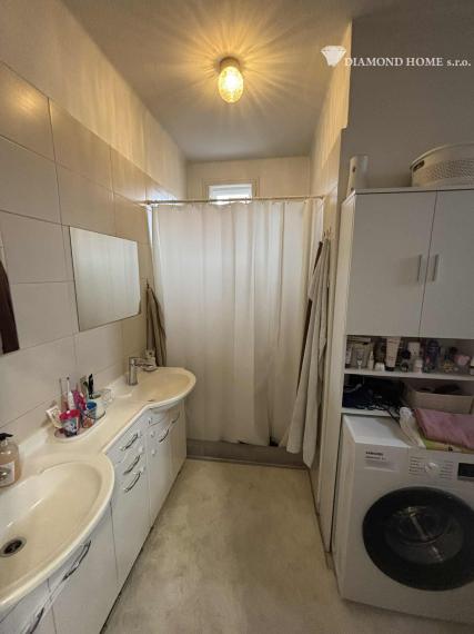 DIAMOND HOME s . r. o. ponúka Vám na predaj 2,5 -izbový rodinný dom s garážami pre 2 autá a pekným veľkým upraveným pozemkom najlepšej časti v meste Dunajská Streda