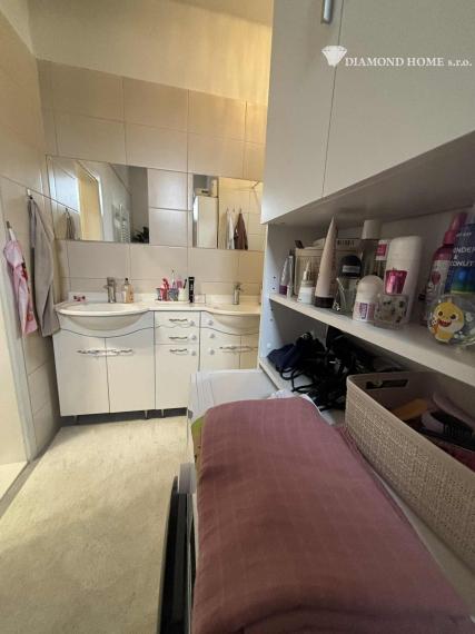 DIAMOND HOME s . r. o. ponúka Vám na predaj 2,5 -izbový rodinný dom s garážami pre 2 autá a pekným veľkým upraveným pozemkom najlepšej časti v meste Dunajská Streda