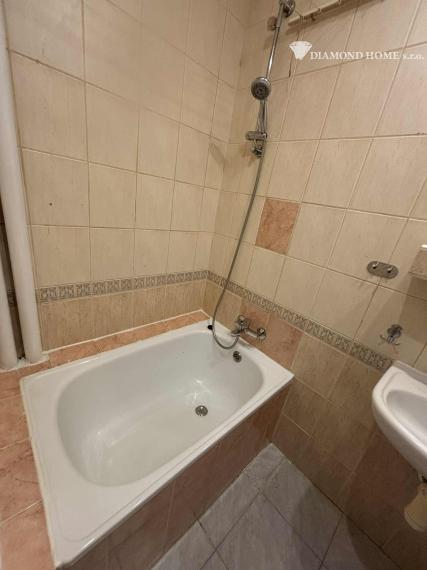 DIAMOND HOME s.r.o , ponúka Vám na prenájom kompletne rekonštruovaný 1 izbový byt v  meste Dunajská Streda, ulica Boriny