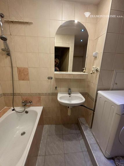 DIAMOND HOME s.r.o , ponúka Vám na prenájom kompletne rekonštruovaný 1 izbový byt v  meste Dunajská Streda, ulica Boriny