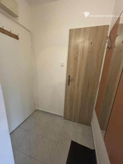 DIAMOND HOME s.r.o , ponúka Vám na prenájom kompletne rekonštruovaný 1 izbový byt v  meste Dunajská Streda, ulica Boriny