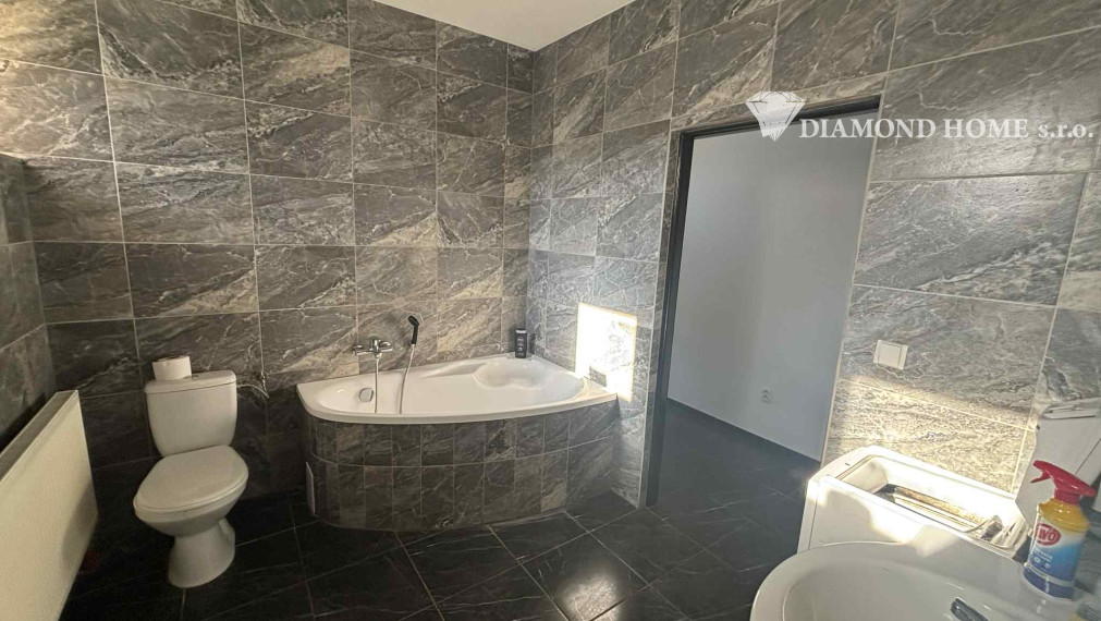 DIAMOND HOME s.r.o. ponúka Vám na predaj krásnu novostavbu 3 izbového rodinného domu v obci Ohrady