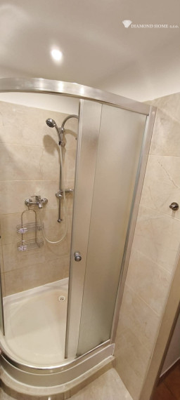 DIAMOND HOME s.r.o , ponúka Vám na prenájom kompletne rekonštruovaný 3 izbový byt v  meste Dunajská Streda, na výbornom mieste kúsok od mesta ,ulica Rybný Trh