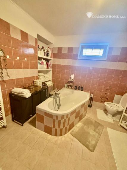 Len u nás! DIAMOND HOME s.r.o ,  ponúka Vám na predaj priestranný 3  izbový byt  s garážou pre dve autá a jedným parkovacím státím v obci Blatná na Ostrove , ktorý sa nachádza priamo R7