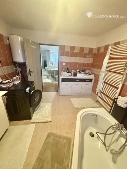 Len u nás! DIAMOND HOME s.r.o ,  ponúka Vám na predaj priestranný 3  izbový byt  s garážou pre dve autá a jedným parkovacím státím v obci Blatná na Ostrove , ktorý sa nachádza priamo R7