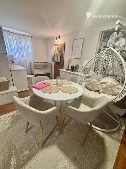 Len u nás! DIAMOND HOME s.r.o ,  ponúka Vám na predaj priestranný 3  izbový byt  s garážou pre dve autá a jedným parkovacím státím v obci Blatná na Ostrove , ktorý sa nachádza priamo R7