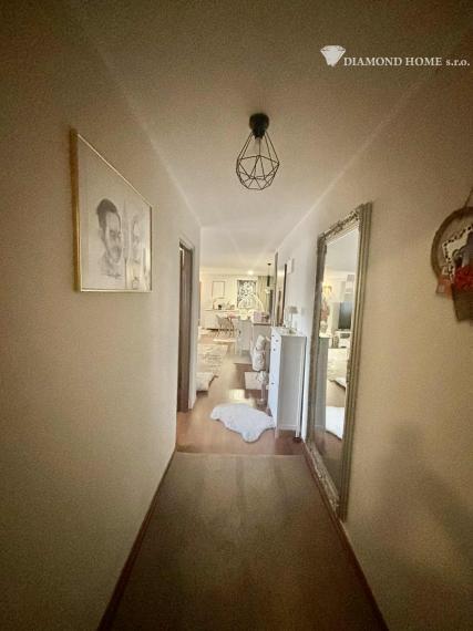 Len u nás! DIAMOND HOME s.r.o ,  ponúka Vám na predaj priestranný 3  izbový byt  s garážou pre dve autá a jedným parkovacím státím v obci Blatná na Ostrove , ktorý sa nachádza priamo R7