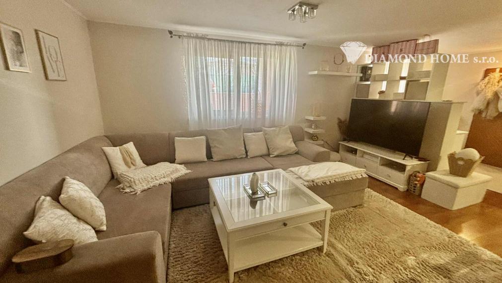 Len u nás! DIAMOND HOME s.r.o ,  ponúka Vám na predaj priestranný 3  izbový byt  s garážou pre dve autá a jedným parkovacím státím v obci Blatná na Ostrove , ktorý sa nachádza priamo R7