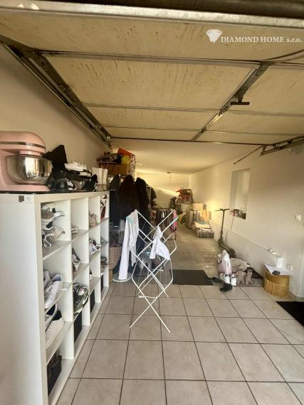 Len u nás! DIAMOND HOME s.r.o ,  ponúka Vám na predaj priestranný 3  izbový byt  s garážou pre dve autá a jedným parkovacím státím v obci Blatná na Ostrove , ktorý sa nachádza priamo R7