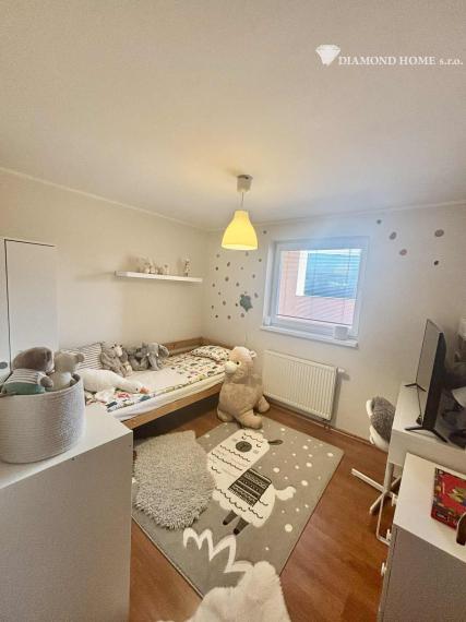 Len u nás! DIAMOND HOME s.r.o ,  ponúka Vám na predaj priestranný 3  izbový byt  s garážou pre dve autá a jedným parkovacím státím v obci Blatná na Ostrove , ktorý sa nachádza priamo R7