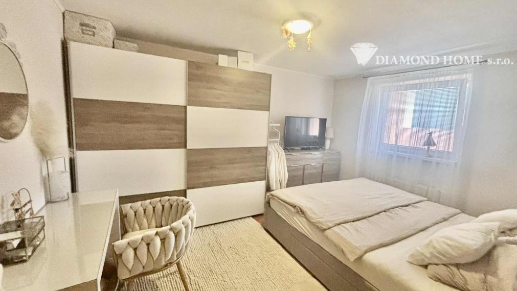 Len u nás! DIAMOND HOME s.r.o ,  ponúka Vám na predaj priestranný 3  izbový byt  s garážou pre dve autá a jedným parkovacím státím v obci Blatná na Ostrove , ktorý sa nachádza priamo R7