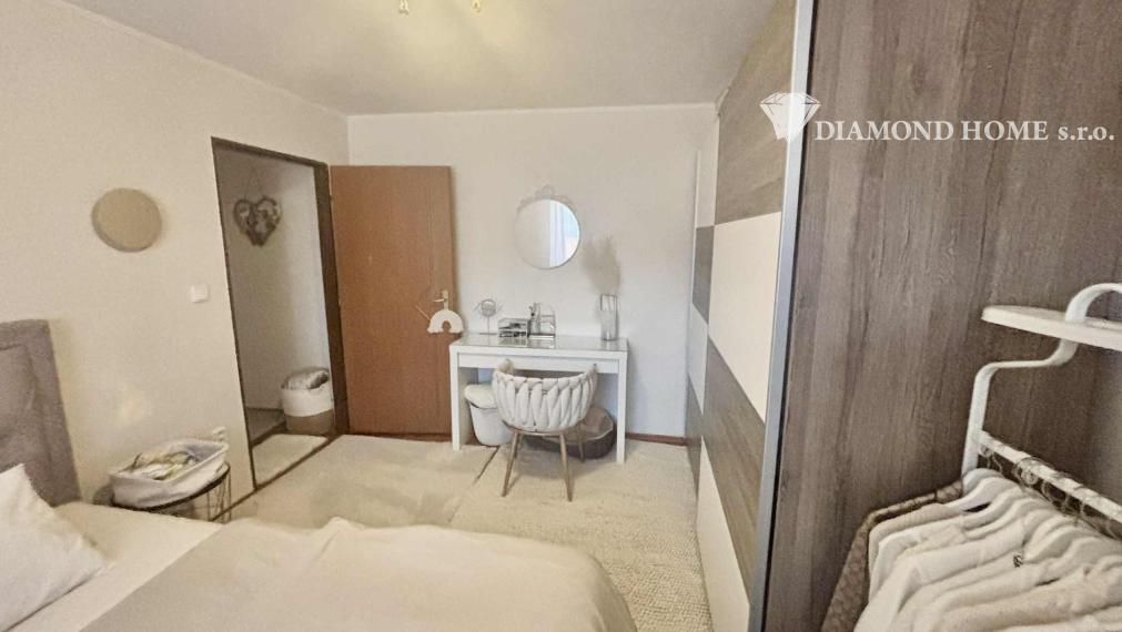 Len u nás! DIAMOND HOME s.r.o ,  ponúka Vám na predaj priestranný 3  izbový byt  s garážou pre dve autá a jedným parkovacím státím v obci Blatná na Ostrove , ktorý sa nachádza priamo R7