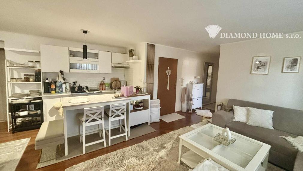 Len u nás! DIAMOND HOME s.r.o ,  ponúka Vám na predaj priestranný 3  izbový byt  s garážou pre dve autá a jedným parkovacím státím v obci Blatná na Ostrove , ktorý sa nachádza priamo R7