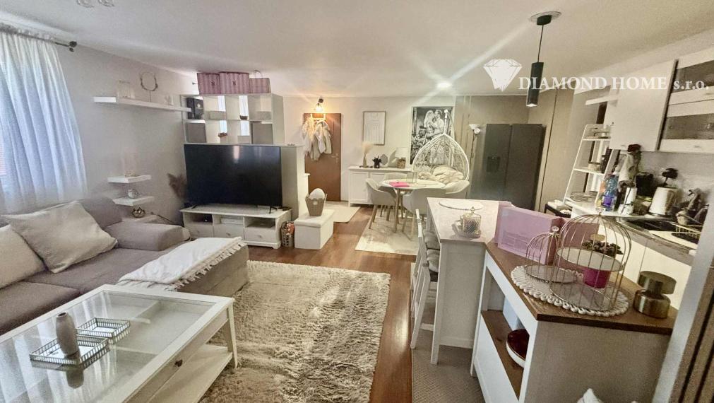 Len u nás! DIAMOND HOME s.r.o ,  ponúka Vám na predaj priestranný 3  izbový byt  s garážou pre dve autá a jedným parkovacím státím v obci Blatná na Ostrove , ktorý sa nachádza priamo R7