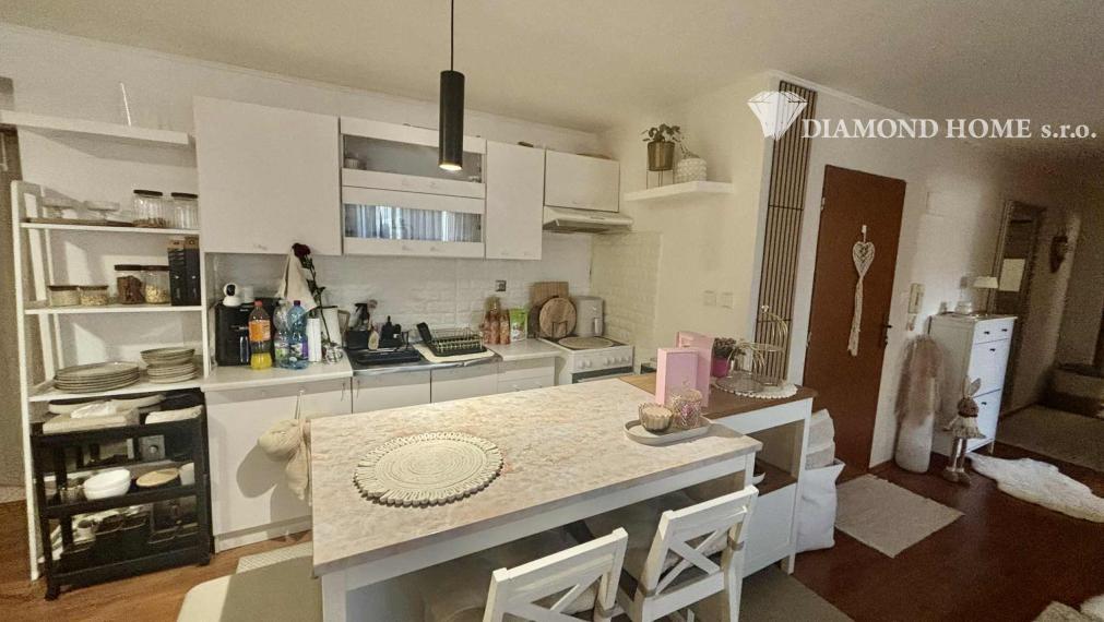 Len u nás! DIAMOND HOME s.r.o ,  ponúka Vám na predaj priestranný 3  izbový byt  s garážou pre dve autá a jedným parkovacím státím v obci Blatná na Ostrove , ktorý sa nachádza priamo R7