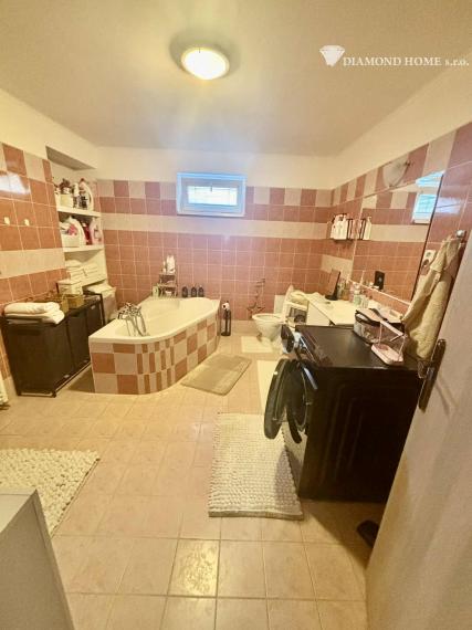 Len u nás! DIAMOND HOME s.r.o ,  ponúka Vám na predaj priestranný 3  izbový byt  s garážou pre dve autá a jedným parkovacím státím v obci Blatná na Ostrove , ktorý sa nachádza priamo R7