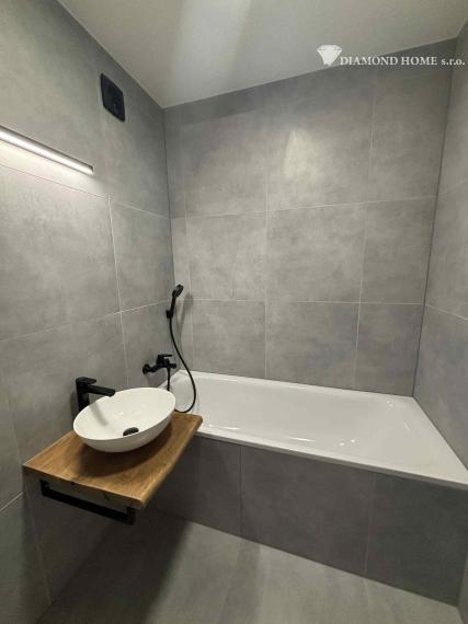 DIAMOND HOME s.sr.o. ponúka Vám pekne rekonštruovaný veľkometrážny 3 izbový byt v Dunajskej Strede