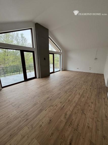 DIAMOND HOME ,s.r.o. Vám ponúka nadštandardný 5 izbový rekreačný dom pri Dunaji v Gabčíkove