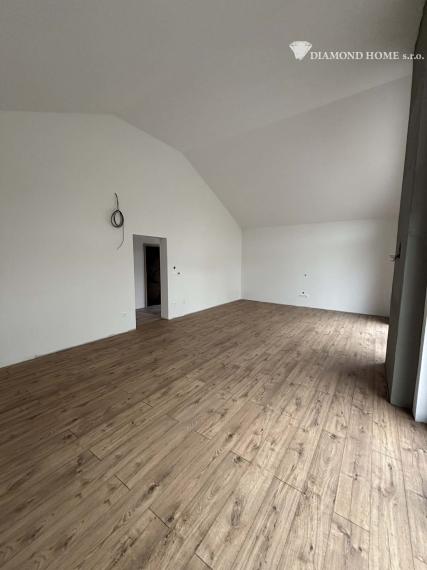 DIAMOND HOME ,s.r.o. Vám ponúka nadštandardný 5 izbový rekreačný dom pri Dunaji v Gabčíkove