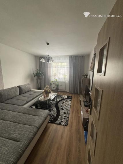 Len u nás! DIAMOND HOME s.r.o ,  ponúka Vám na predaj štvorbytovke priestranný 3  izbový byt  s veľkým garážom zo záhradkou v meste Veľký Meder