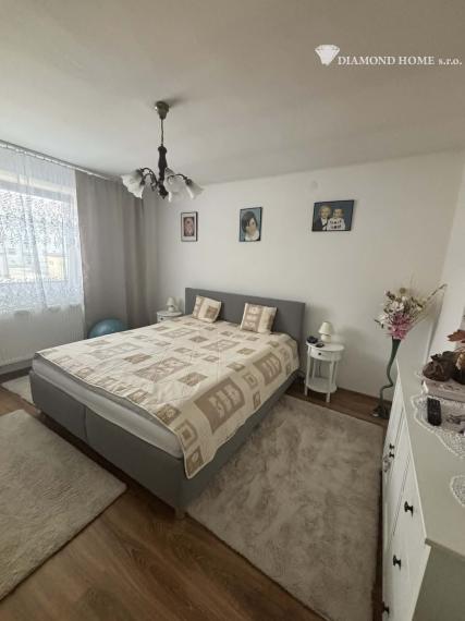 Len u nás! DIAMOND HOME s.r.o ,  ponúka Vám na predaj štvorbytovke priestranný 3  izbový byt  s veľkým garážom zo záhradkou v meste Veľký Meder