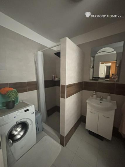 Len u nás! DIAMOND HOME s.r.o ,  ponúka Vám na predaj štvorbytovke priestranný 3  izbový byt  s veľkým garážom zo záhradkou v meste Veľký Meder