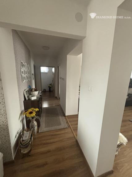 Len u nás! DIAMOND HOME s.r.o ,  ponúka Vám na predaj štvorbytovke priestranný 3  izbový byt  s veľkým garážom zo záhradkou v meste Veľký Meder