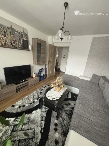 Len u nás! DIAMOND HOME s.r.o ,  ponúka Vám na predaj štvorbytovke priestranný 3  izbový byt  s veľkým garážom zo záhradkou v meste Veľký Meder