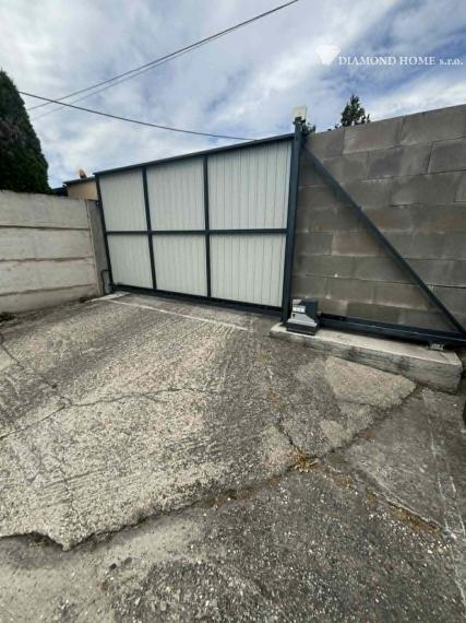 Len u nás! DIAMOND HOME s.r.o ,  ponúka Vám na predaj štvorbytovke priestranný 3  izbový byt  s veľkým garážom zo záhradkou v meste Veľký Meder