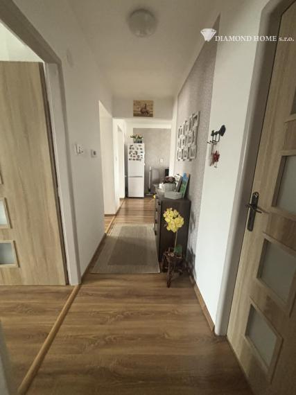 Len u nás! DIAMOND HOME s.r.o ,  ponúka Vám na predaj štvorbytovke priestranný 3  izbový byt  s veľkým garážom zo záhradkou v meste Veľký Meder