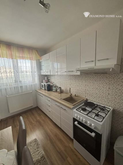 Len u nás! DIAMOND HOME s.r.o ,  ponúka Vám na predaj štvorbytovke priestranný 3  izbový byt  s veľkým garážom zo záhradkou v meste Veľký Meder