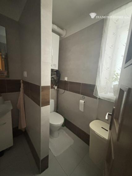 Len u nás! DIAMOND HOME s.r.o ,  ponúka Vám na predaj štvorbytovke priestranný 3  izbový byt  s veľkým garážom zo záhradkou v meste Veľký Meder